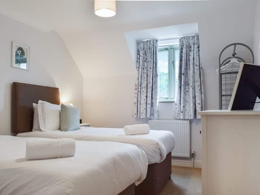 Twin bedroom | Renwood, Eynsham