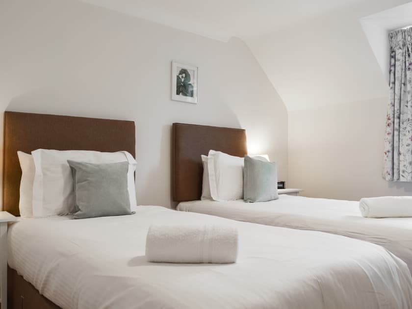 Twin bedroom | Renwood, Eynsham