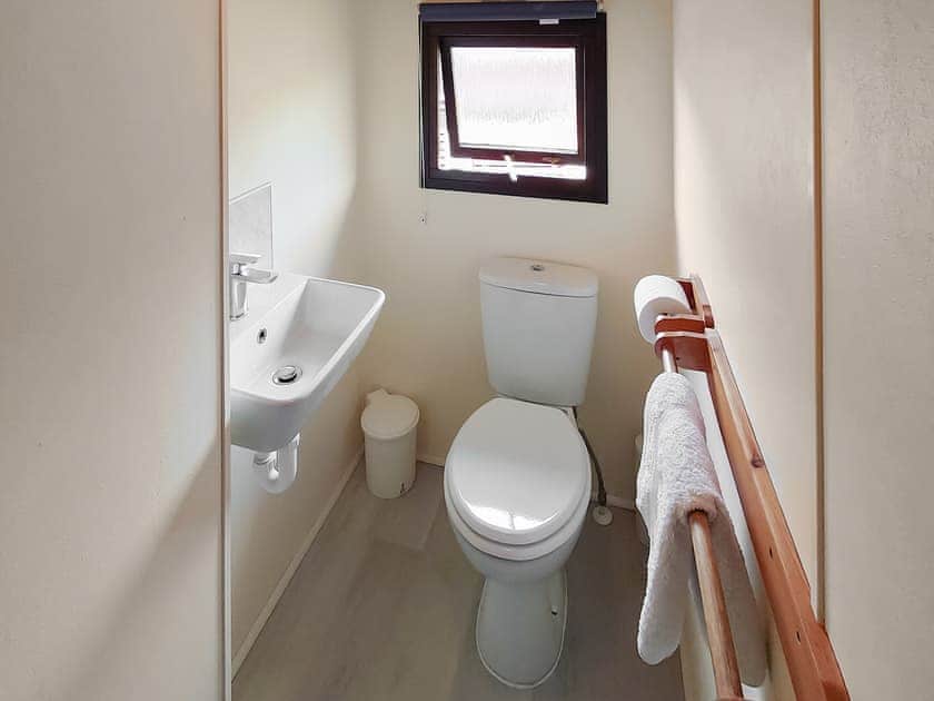 Bathroom | 27 Aviemore Holiday Park, Aviemore