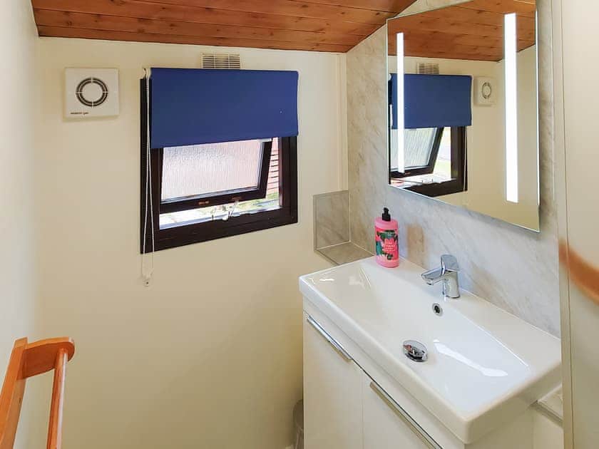 Bathroom | 27 Aviemore Holiday Park, Aviemore