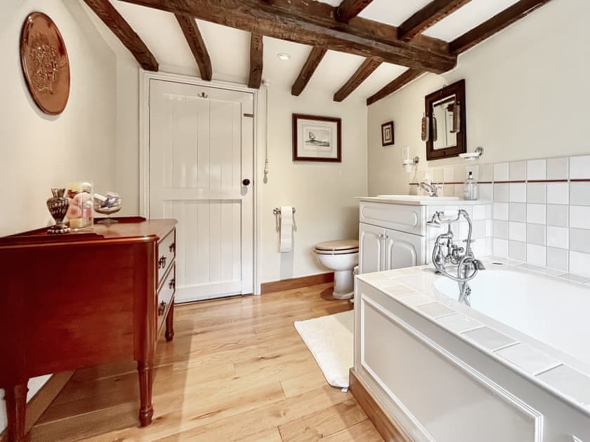 Bathroom | Mulberry CottageCasa Bonita, Shalbourne, near Marlborough