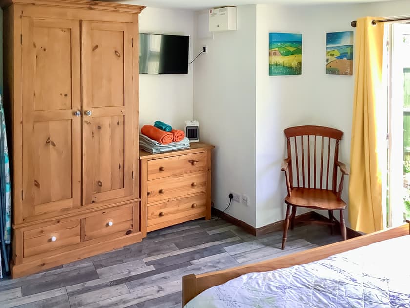 Double bedroom | Holly Cottage, Roud