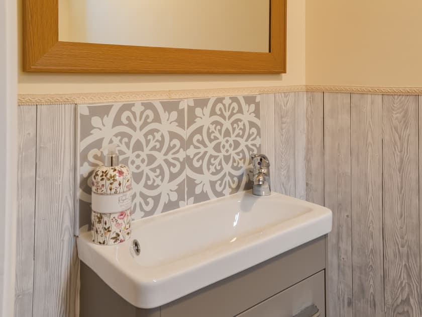 Bathroom | Maybelle’s Cottage, Langtoft, near Driffield