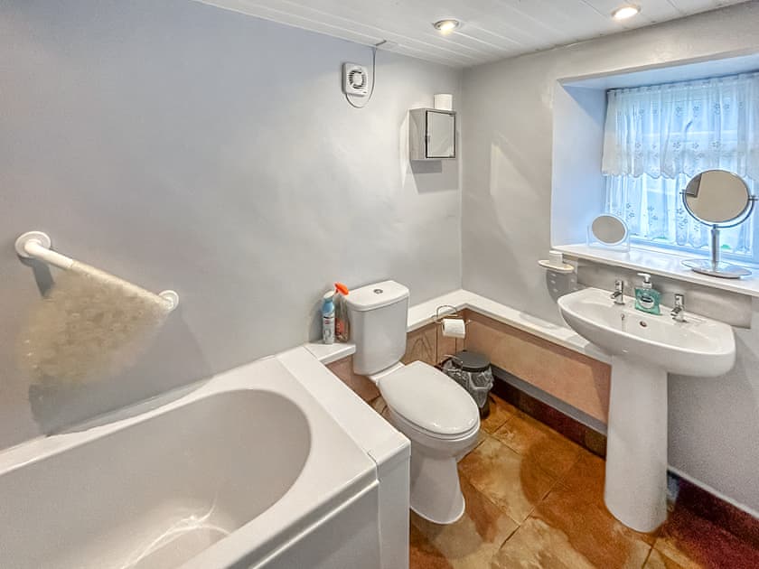 Bathroom | Fishers Croft Holiday Cottage, Sandyhills