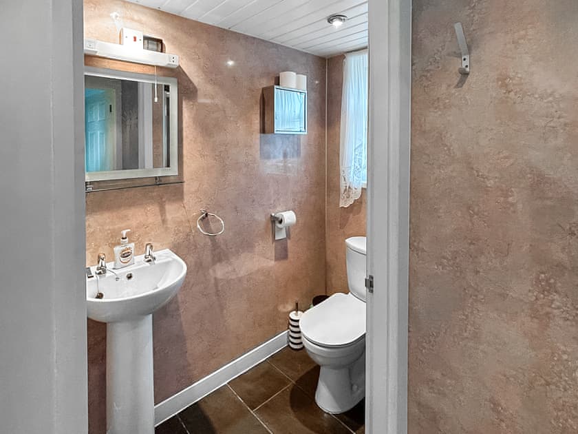 Bathroom | Fishers Croft Holiday Cottage, Sandyhills