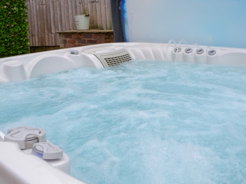 Hot tub | Maybelle’s Cottage, Langtoft, near Driffield