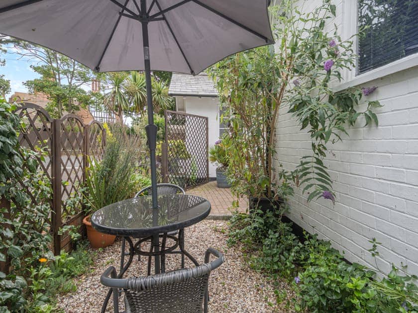 Sitting-out-area | Sea View Cottage - Sea View Cottages, Felixstowe