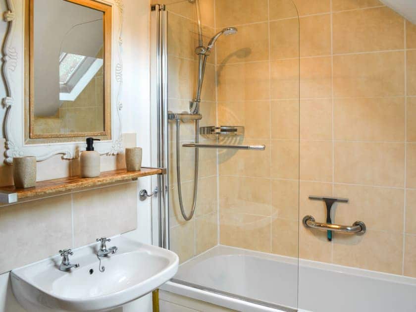 Bathroom | Yew Tree Cottage, Burythorpe