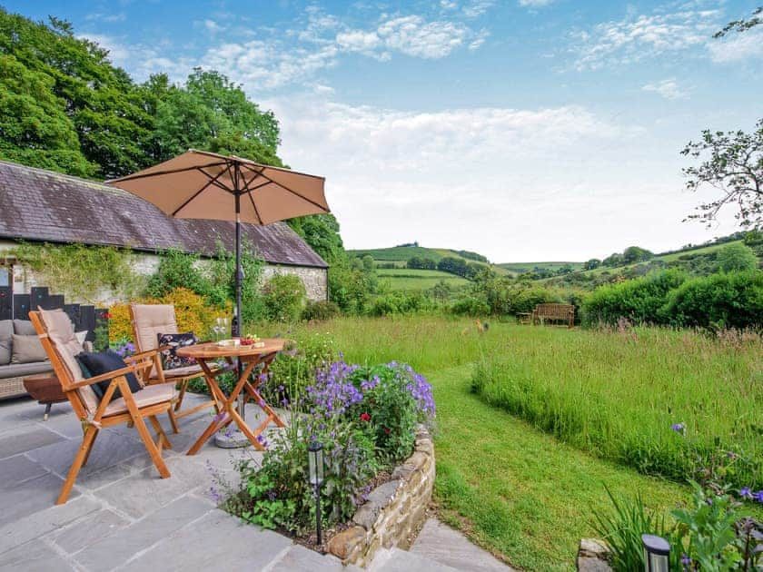 Sitting-out-area | Willow Tit Cottage, Ffostrasol