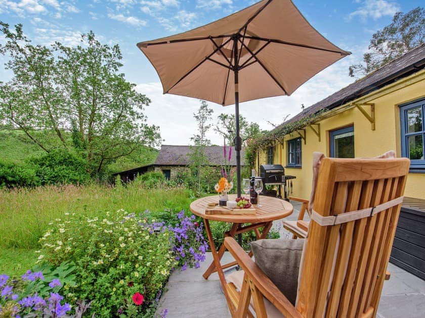 Sitting-out-area | Willow Tit Cottage, Ffostrasol