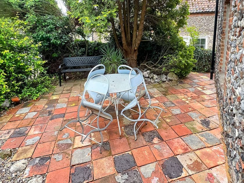 Sitting-out-area | Blacksmiths Cottage - Blacksmiths Cottages, Stiffkey