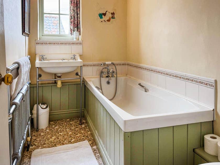 Bathroom | Blacksmiths Cottage - Blacksmiths Cottages, Stiffkey