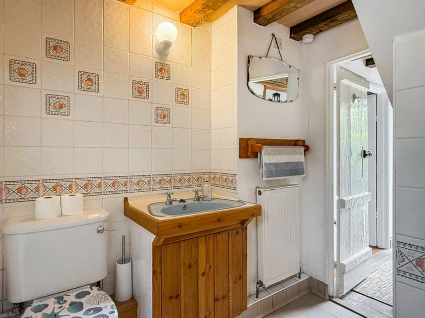 Bathroom | Blacksmiths Cottage - Blacksmiths Cottages, Stiffkey
