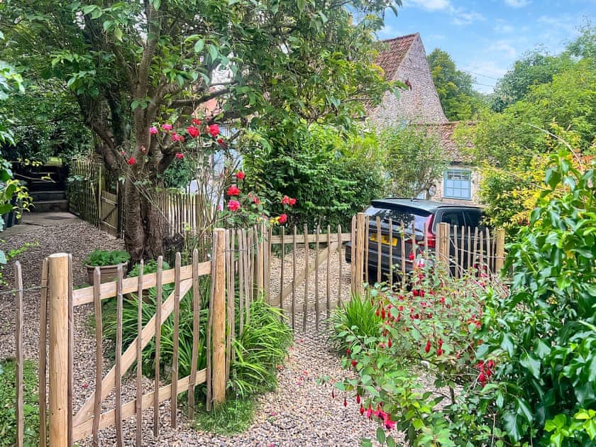 Garden and grounds | Blacksmiths Cottage - Blacksmiths Cottages, Stiffkey