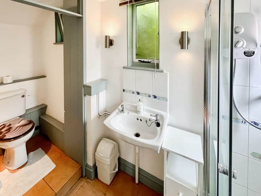 Bathroom | Forge Cottage - Blacksmiths Cottages, Stiffkey