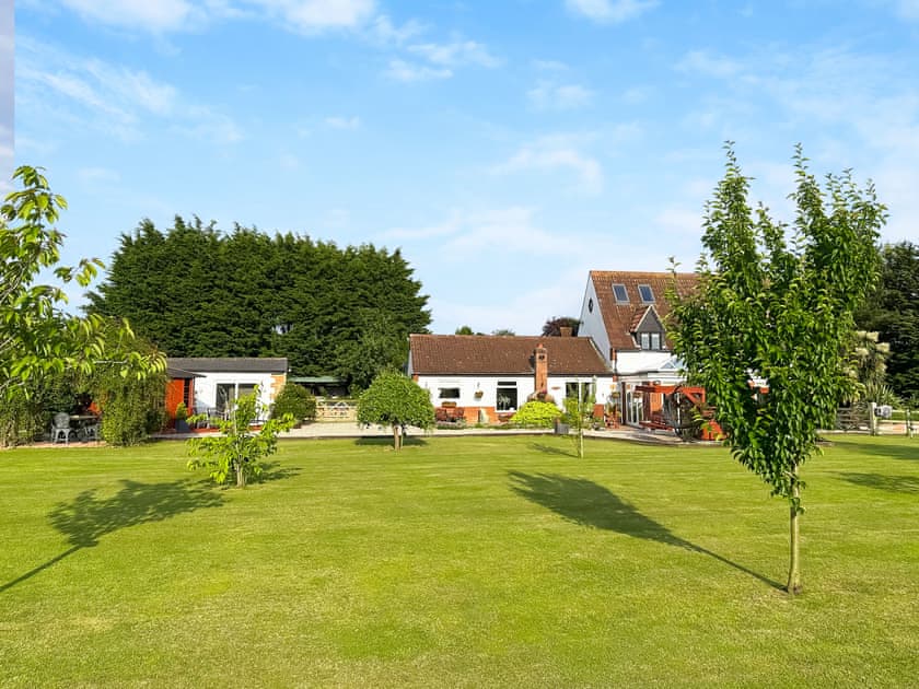 Garden and grounds | Leanda Lodge, Burgh Castle, near Great Yarmouth