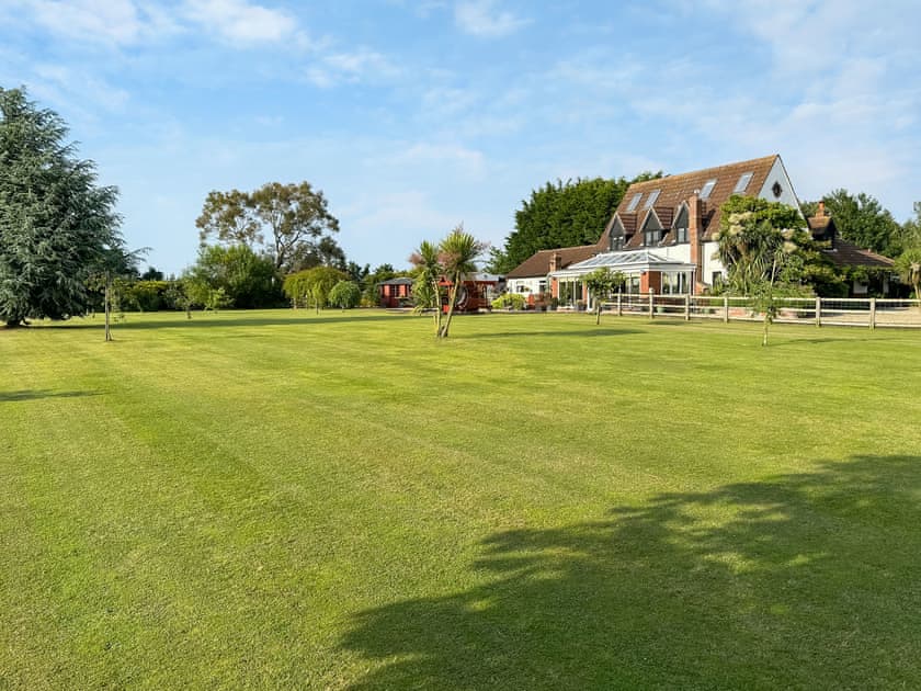 Garden and grounds | Leanda Lodge, Burgh Castle, near Great Yarmouth