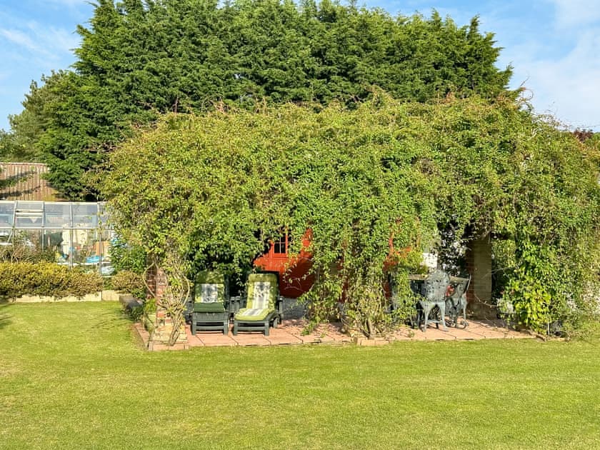 Garden and grounds | Leanda Lodge, Burgh Castle, near Great Yarmouth