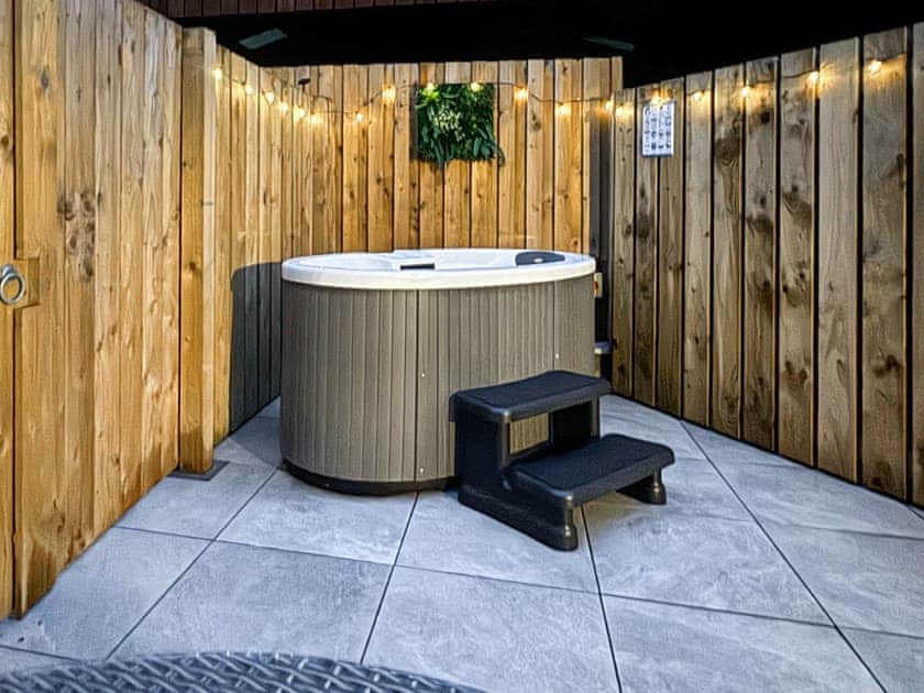 Hot tub | The Hive - Fieldhouse Farm Cottages, Skirlaugh