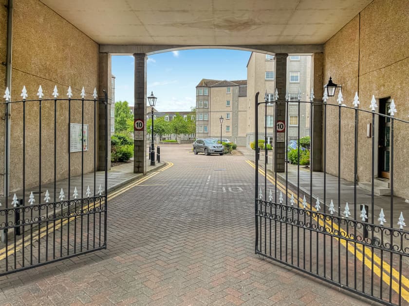 Driveway | Fonthill Retreat, Aberdeen