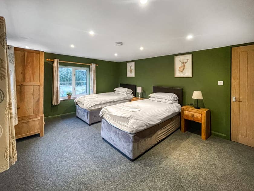 Twin bedroom | Nutley Farmhouse, Uckfield