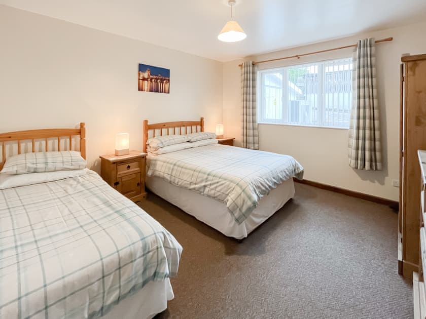 Twin bedroom | Cairnsmore Cottage - Barrhill Farm Holidays, Newton Stewart