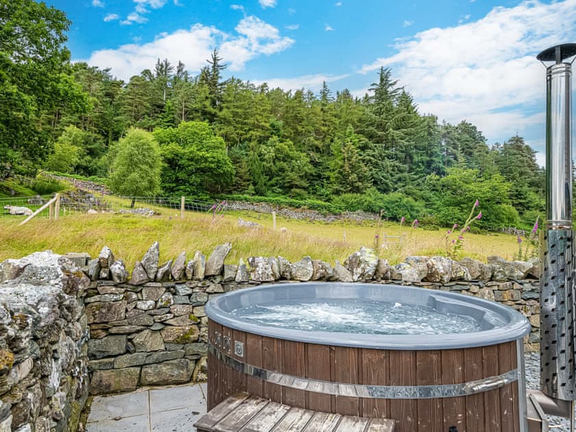 Hot tub | Coed Mawr, Betws-y-Coed