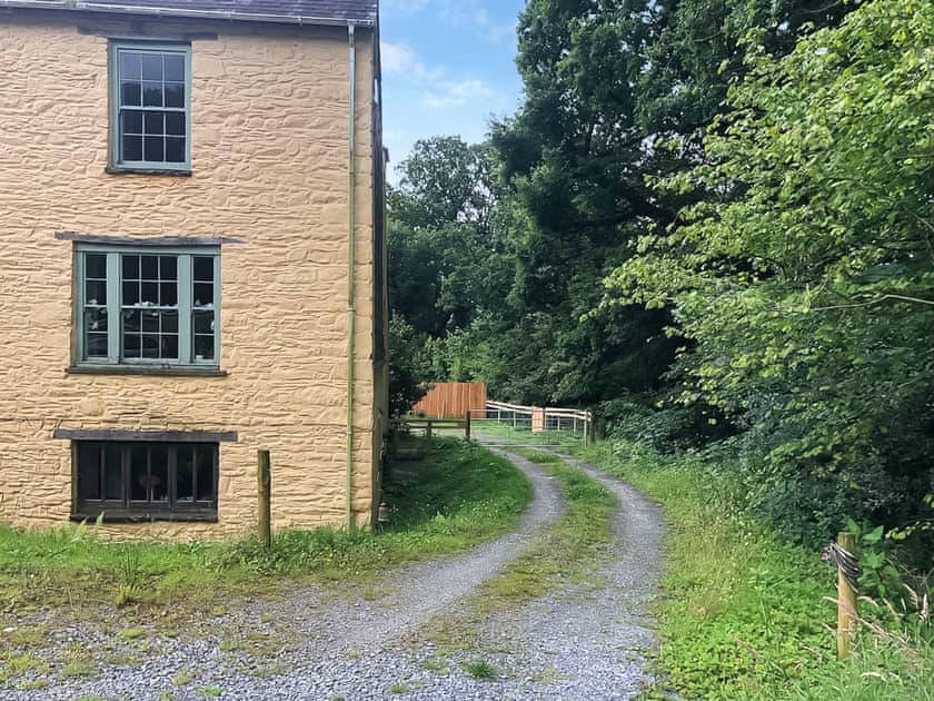 Driveway | Ynywsen Dairy Flat, Nantgaredig