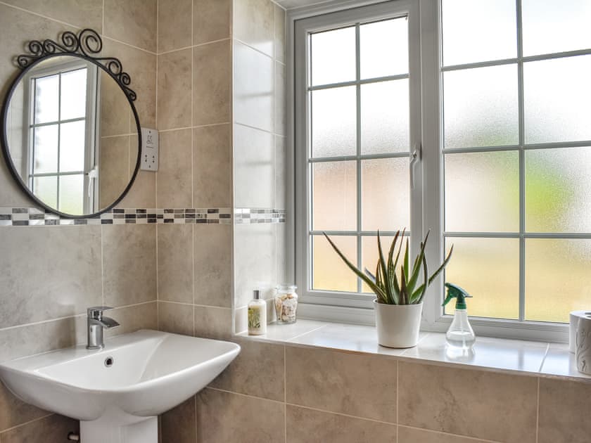 Bathroom | Curlew Cottage - Hadrian’s Wall Country Cottages, Haydon Bridge