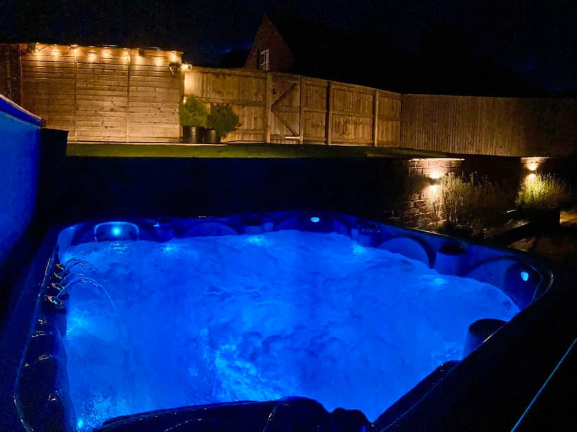 Hot tub | Maybelle’s Cottage, Langtoft, near Driffield