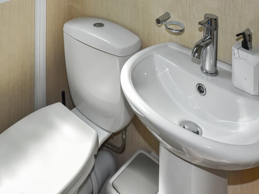 En-suite bathroom | Pigeon Coo Lodge, Hamstead