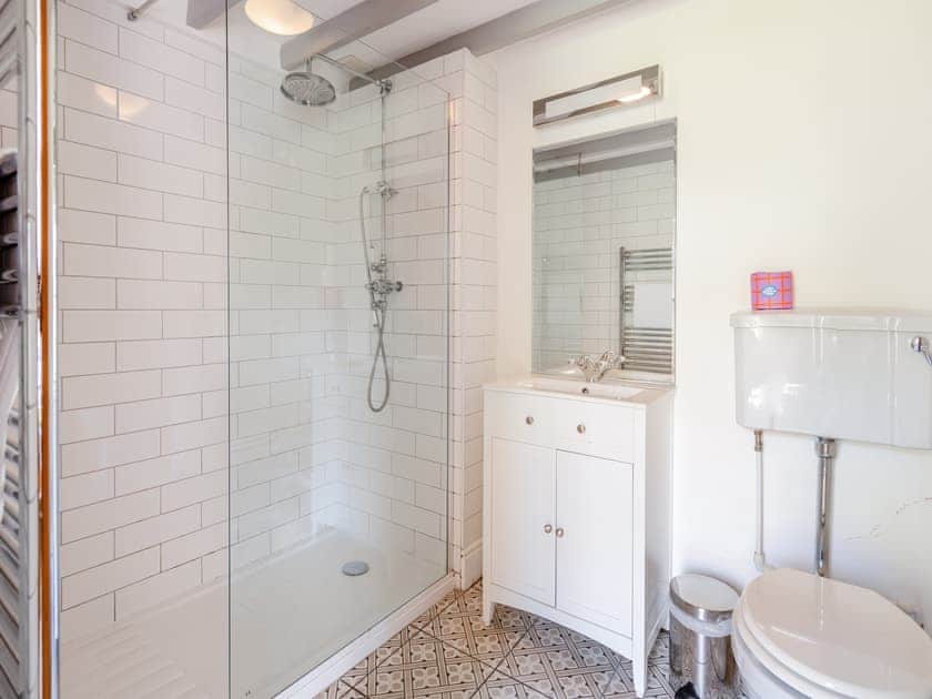 Main house en-suite bathroom for family bedroom  | Great Horner, Halwell, near Totnes