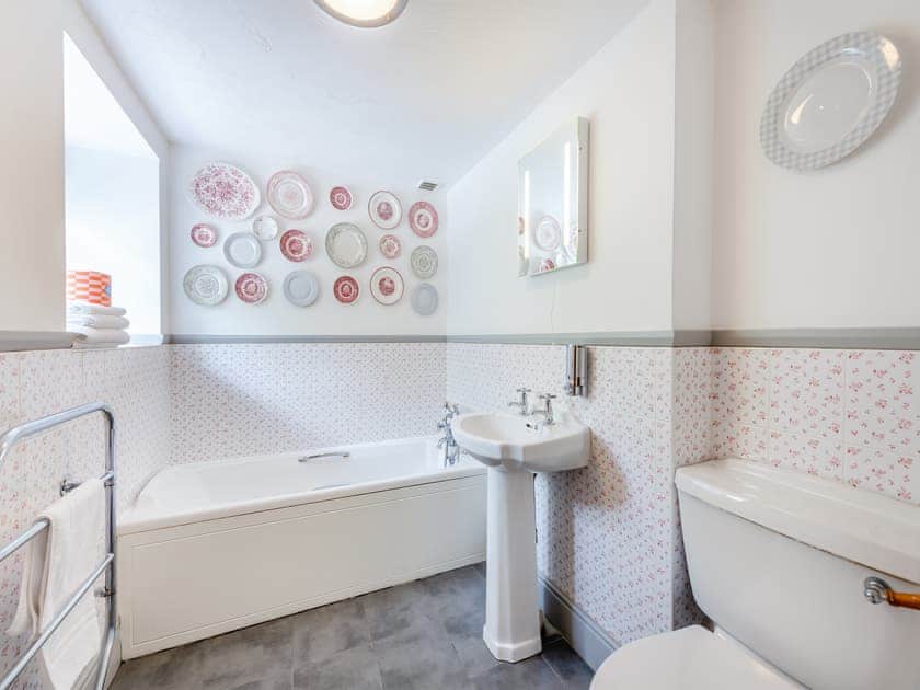 Main house en-suite bathroom for king bedroom  | Great Horner, Halwell, near Totnes