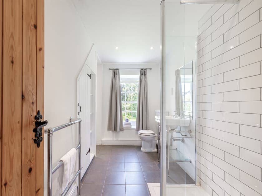Main house en-suite bathroom for double bedroom  | Great Horner, Halwell, near Totnes