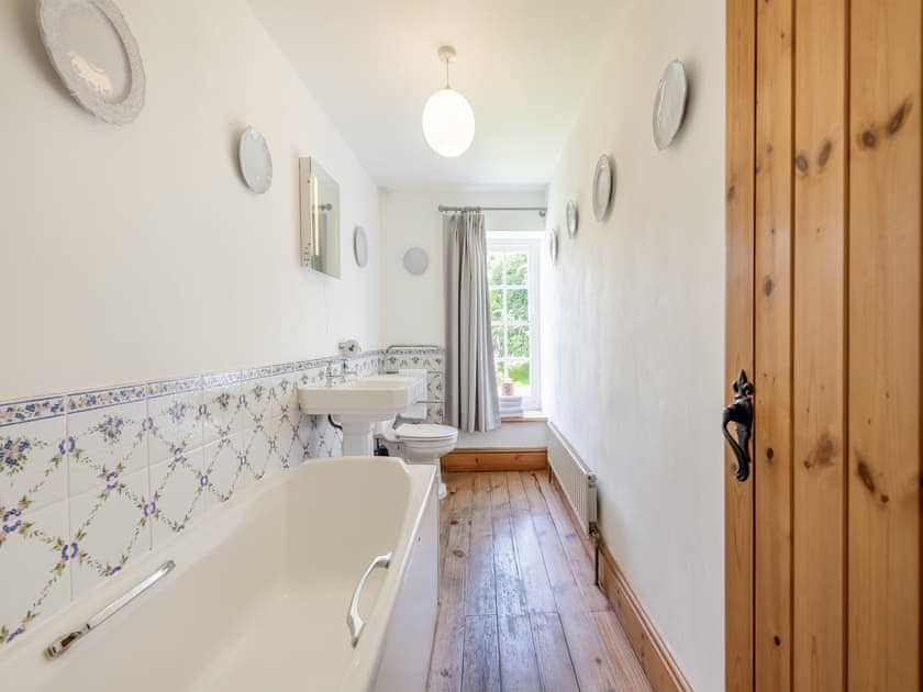 Main house en-suite bathroom for triple bedroom  | Great Horner, Halwell, near Totnes