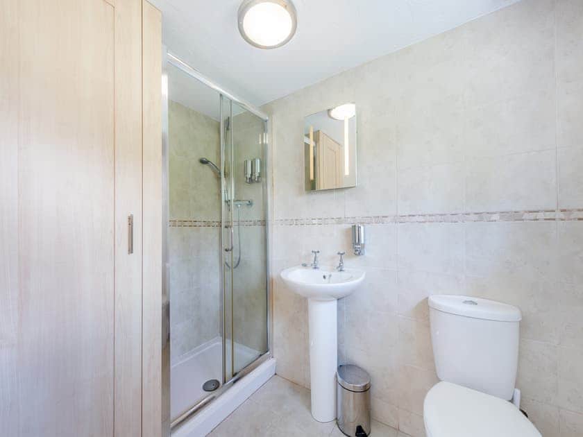 Main house en-suite bathroom for double bedroom  | Great Horner, Halwell, near Totnes