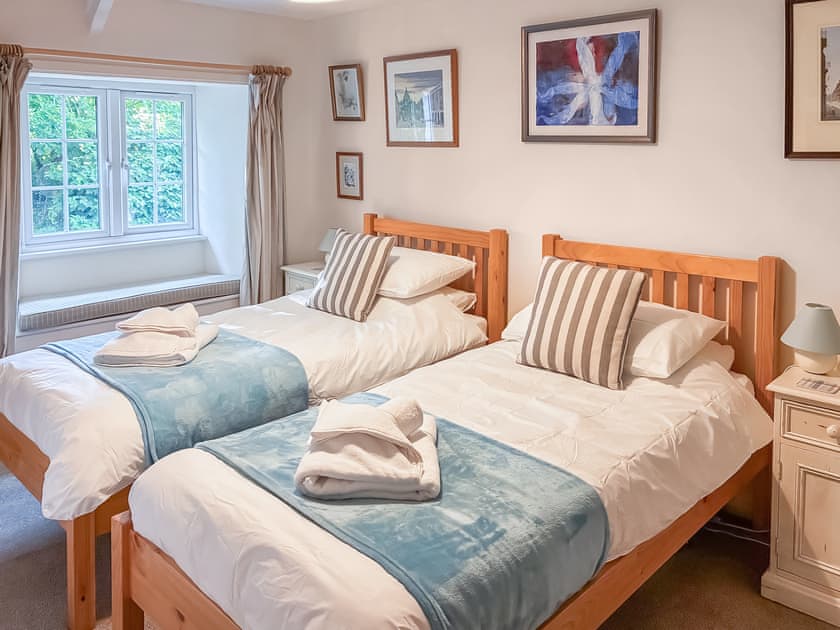 Twin bedroom | Hollyhocks Cottage, Hellandbridge, near Bodmin