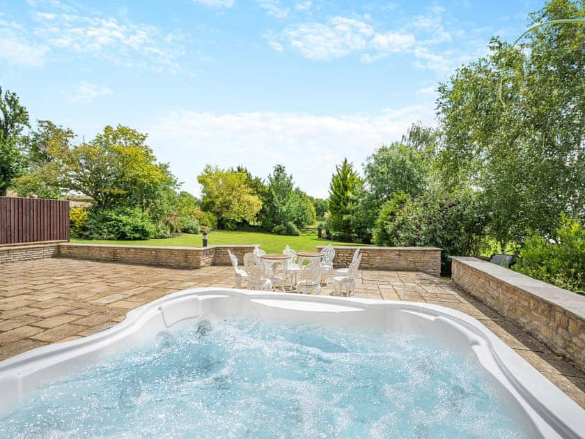 Hot tub | Greenhill Farmhouse, Bletchingdon