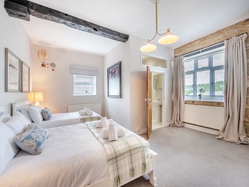 Twin bedroom | Greenhill Farmhouse, Bletchingdon