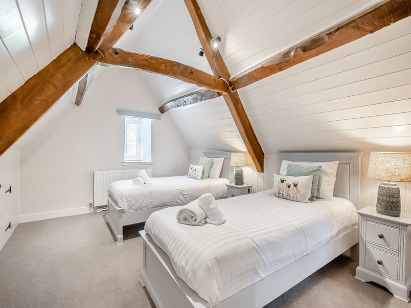 Twin bedroom | Greenhill Farmhouse, Bletchingdon