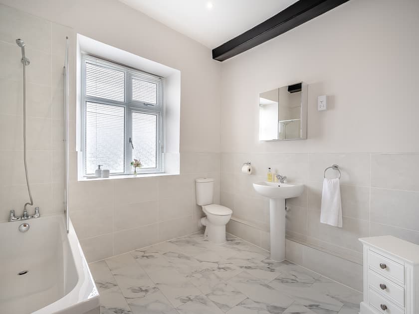 Bathroom | Greenhill Farmhouse, Bletchingdon