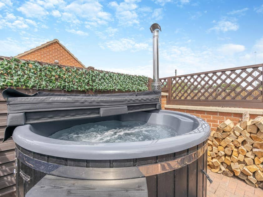 Hot tub | Coast Guard Cottage, Fosdyke, near Spalding