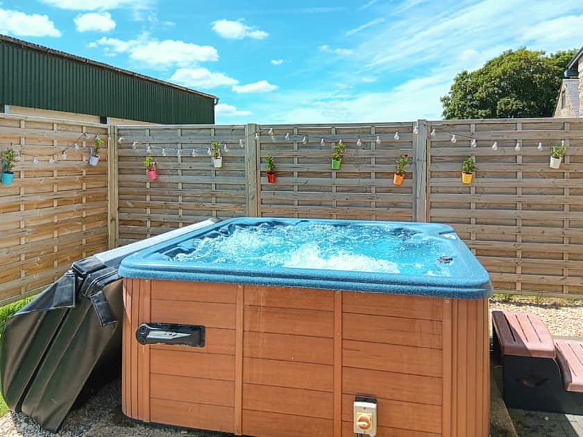 Hot tub | The Stalls - The Hayloft & The Stalls, Aynho, near Banbury