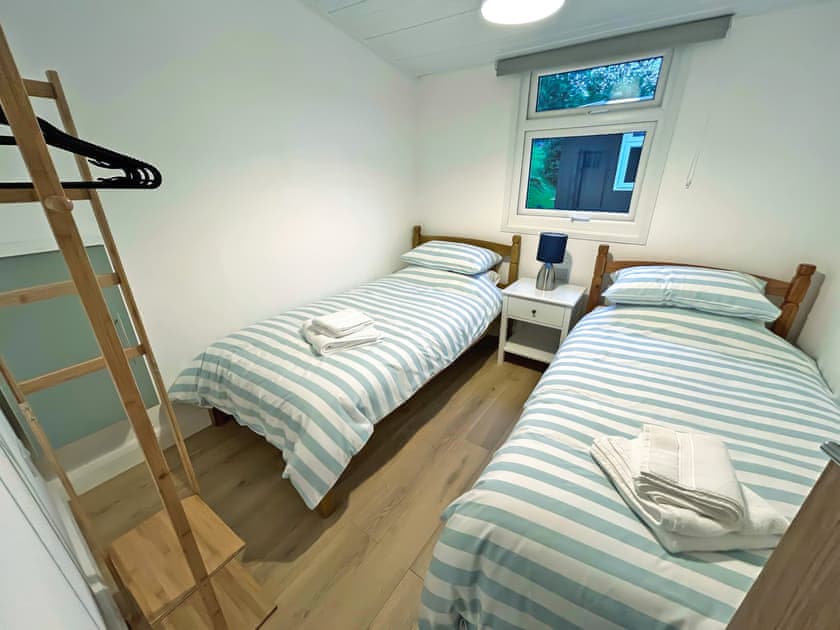 Twin bedroom | Elmrise View, Llangain