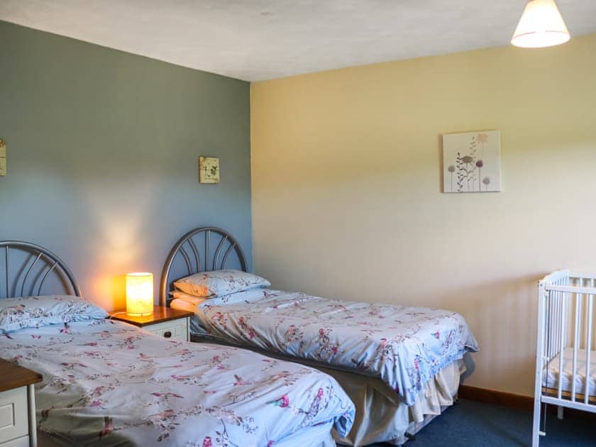 Twin bedroom | Tanydderwen, Caernarfon