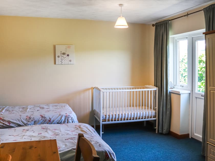 Twin bedroom | Tanydderwen, Caernarfon