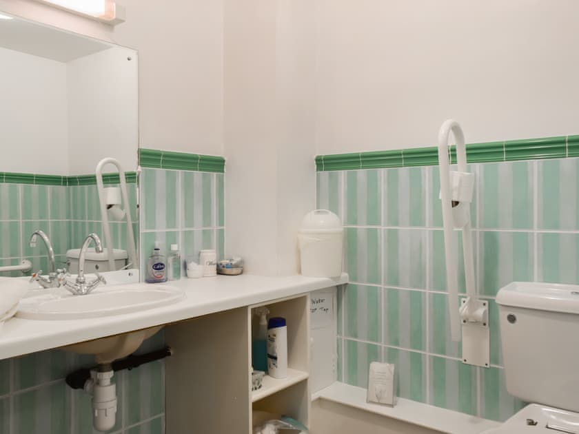 Bathroom | Forge Masters Cottage - Forge Mill Farm, Middlewich
