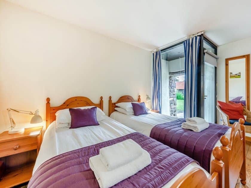 Twin bedroom | Ysgubor Fawr - Cennen Cottages at Blaenllynnant, Gwynfe, Llangadog