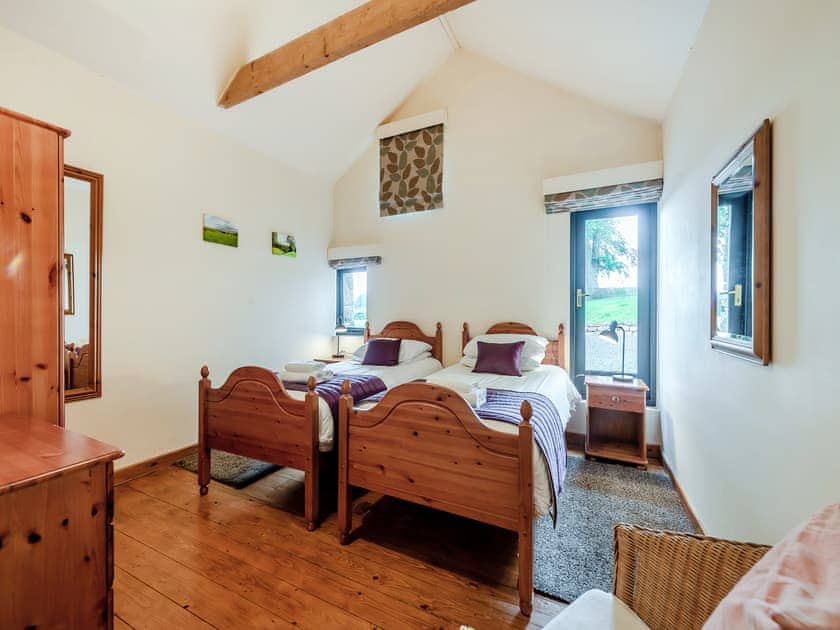 Twin bedroom | Ysgubor Fawr - Cennen Cottages at Blaenllynnant, Gwynfe, Llangadog