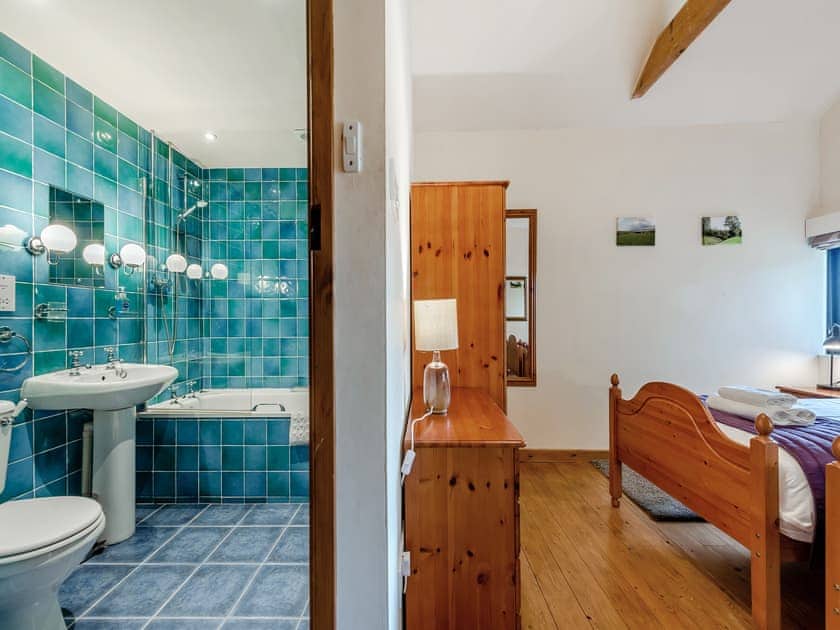 Twin bedroom | Ysgubor Fawr - Cennen Cottages at Blaenllynnant, Gwynfe, Llangadog